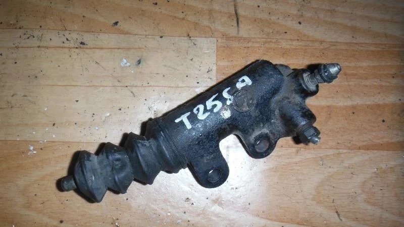 Б.у. цилиндр сцепления рабочий TOYOTA AVENSIS ZZT251 TOYOTA AVENSIS ZZT251  2003-2008