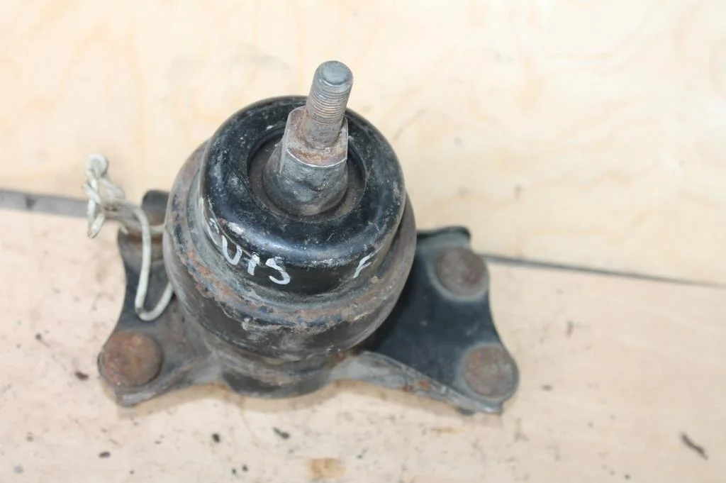 Б.у. опора двигателя LEXUS RX300 MCU15 LEXUS RX300 MCU15 3.0L 1999