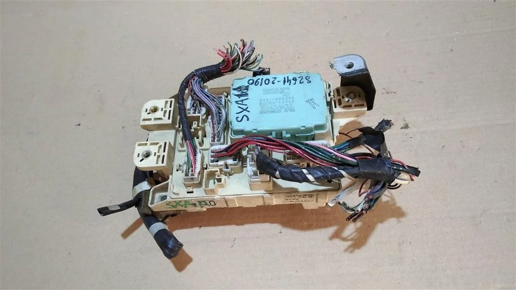 Б.у. блок предохранителей салонный TOYOTA RAV4 SXA11 TOYOTA RAV4 SXA11  1994-2001