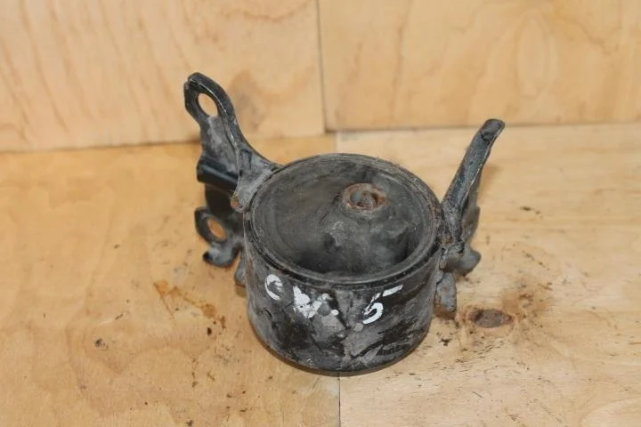 Б.у. опора двигателя MITSUBISHI OUTLANDER XL CW4W MITSUBISHI OUTLANDER XL CW4W 4B11 2011