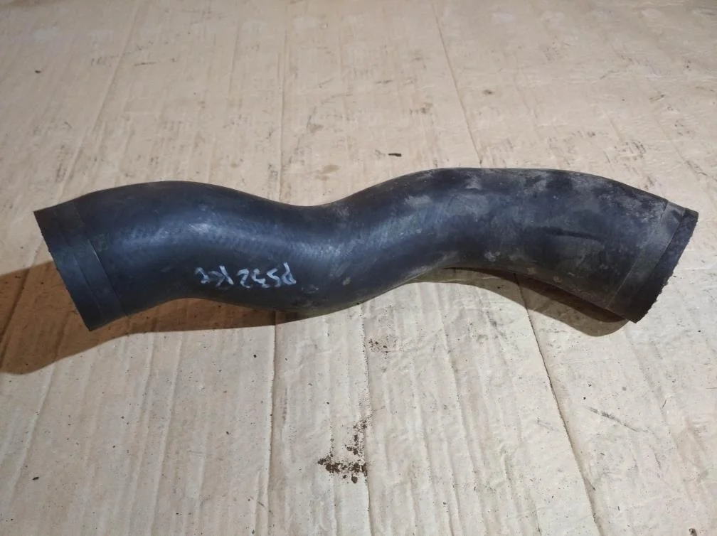 Б.у. патрубок интеркуллера MITSUBISHI PAJERO SPORT KH8W MITSUBISHI PAJERO SPORT KH8W 4M41 2012