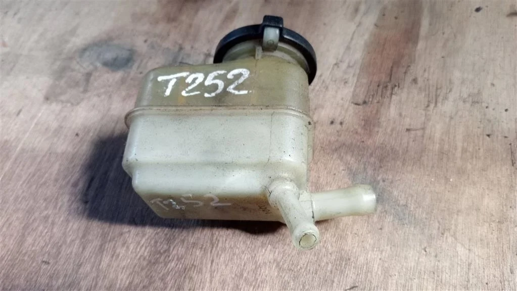 Б.у. бачок гидроусилителя TOYOTA AVENSIS AZT250 TOYOTA AVENSIS AZT250 1AZ 2003