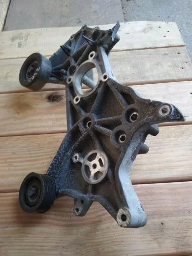 Б.у. кронштейн генератора MITSUBISHI PAJERO V75W MITSUBISHI PAJERO V75W 3.5 2000