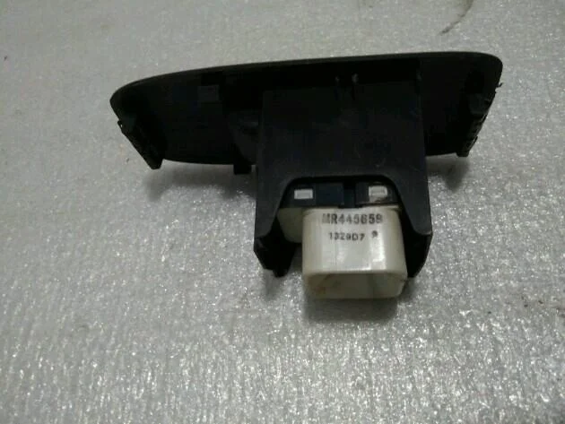 Б.у. кнопка стеклоподъёмника MITSUBISHI PAJERO V75W MITSUBISHI PAJERO V75W 3.5 2004