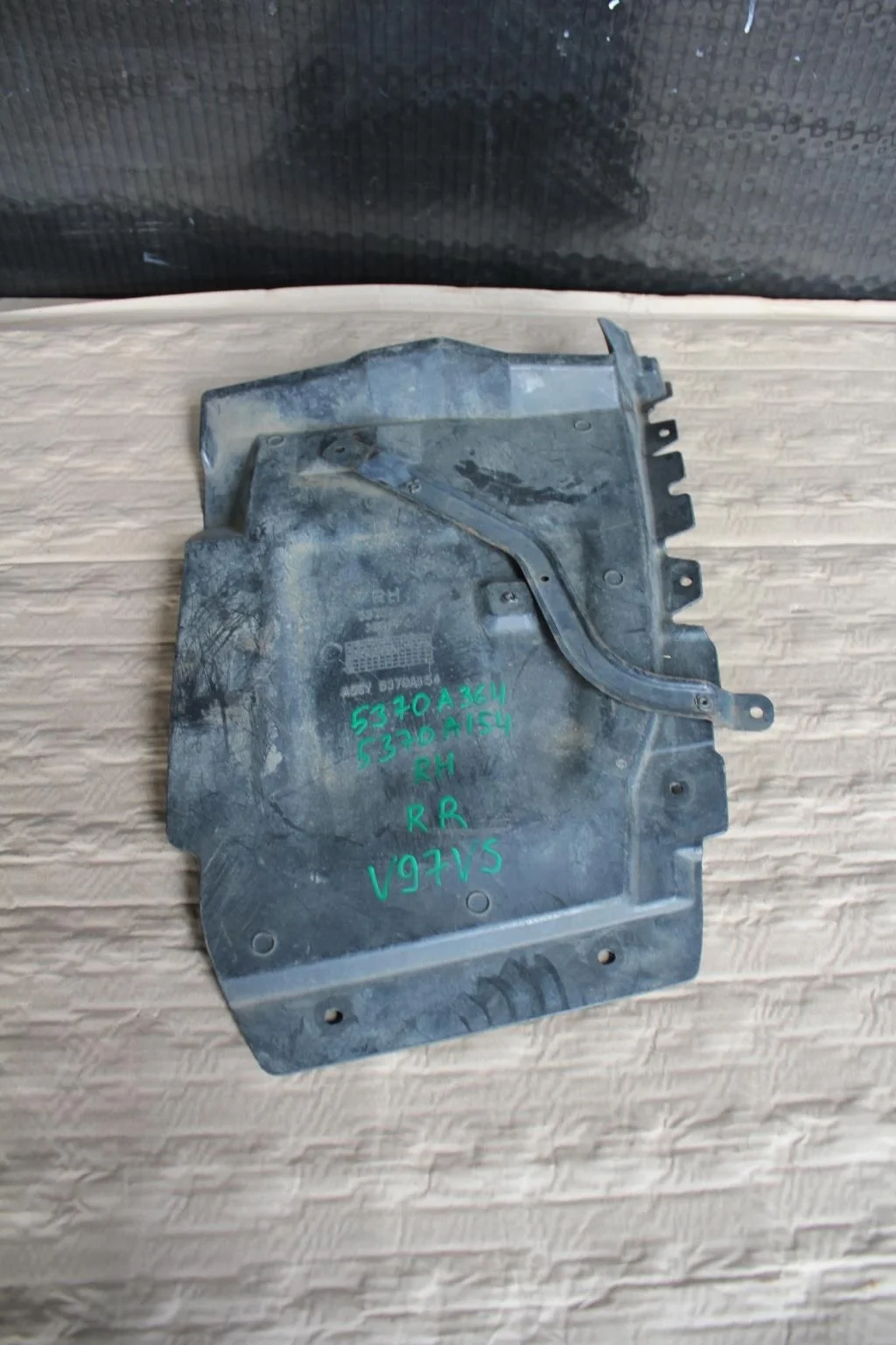 Б.у. пыльник бампера MITSUBISHI PAJERO V98W MITSUBISHI PAJERO V98W 4M41 2009