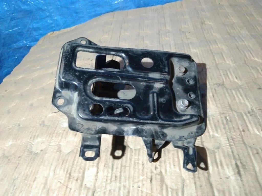 Б.у. площадка под аккумулятор TOYOTA COROLLA ZRE151 TOYOTA COROLLA ZRE151 1ZR-FE 2010