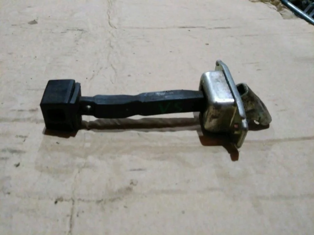 Б.у. ограничитель двери MITSUBISHI LANCER CY2A MITSUBISHI LANCER CY2A 4A91 2007-