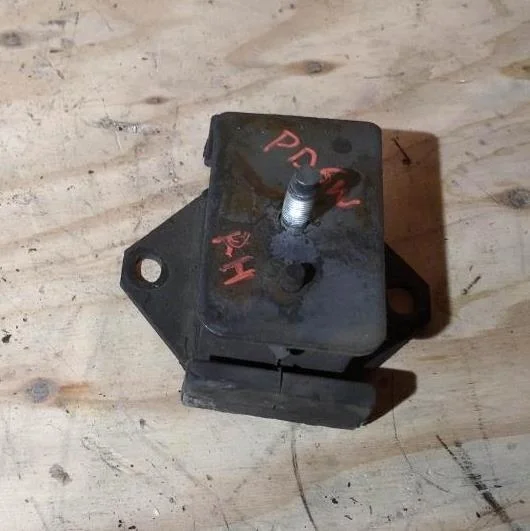 Б.у. опора двигателя MITSUBISHI DELICA/ SPACE GEAR PD6W MITSUBISHI DELICA/ SPACE GEAR PD6W 6G72 1995