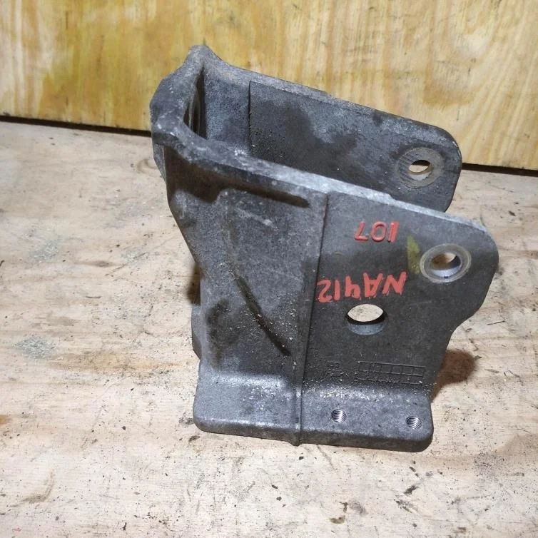Б.у. кронштейн опоры двигателя MITSUBISHI GRANDIS NA4W MITSUBISHI GRANDIS NA4W 4G69 2003