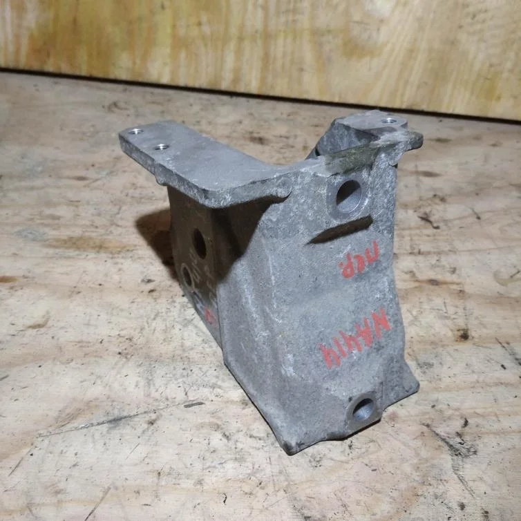 Б.у. кронштейн опоры двигателя MITSUBISHI GRANDIS NA4W MITSUBISHI GRANDIS NA4W 4G69 2003