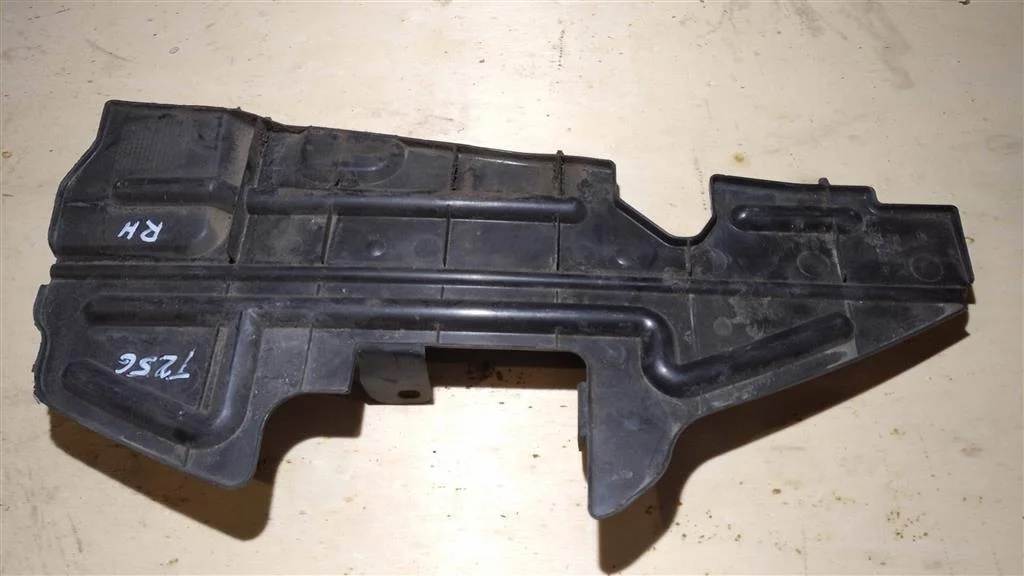 Б.у. дефлектор радиатора TOYOTA AVENSIS AZT250 TOYOTA AVENSIS AZT250 1AZFSE  D4 01.2004