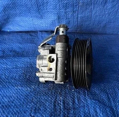 Б.у. насос гидроусилителя TOYOTA AVENSIS AZT251 TOYOTA AVENSIS AZT251 2AZ 2007