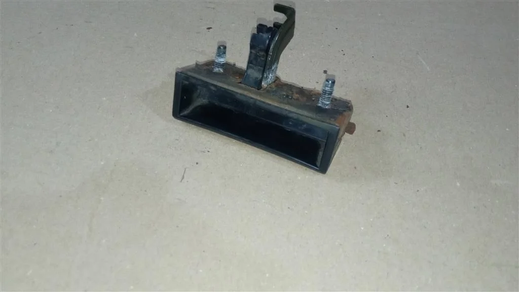 Б.у. ручка двери багажника NISSAN X-TRAIL T30 NISSAN X-TRAIL T30 QR20 2001