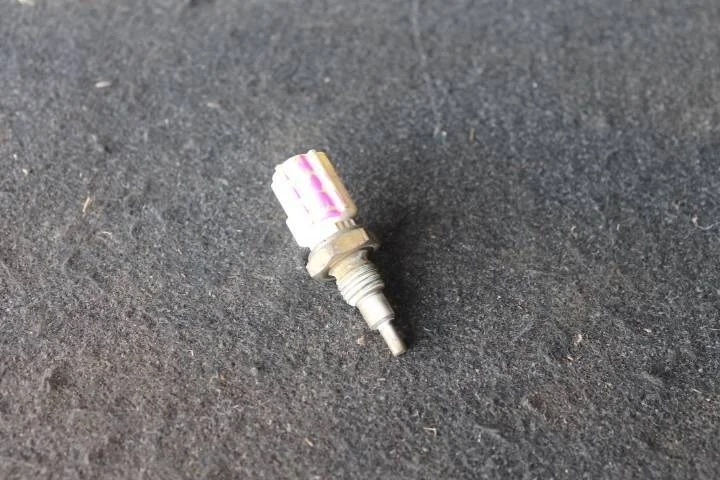 Б.у. датчик температуры TOYOTA AVENSIS AZT250 TOYOTA AVENSIS AZT250 1AZFSE  D4 01.2004