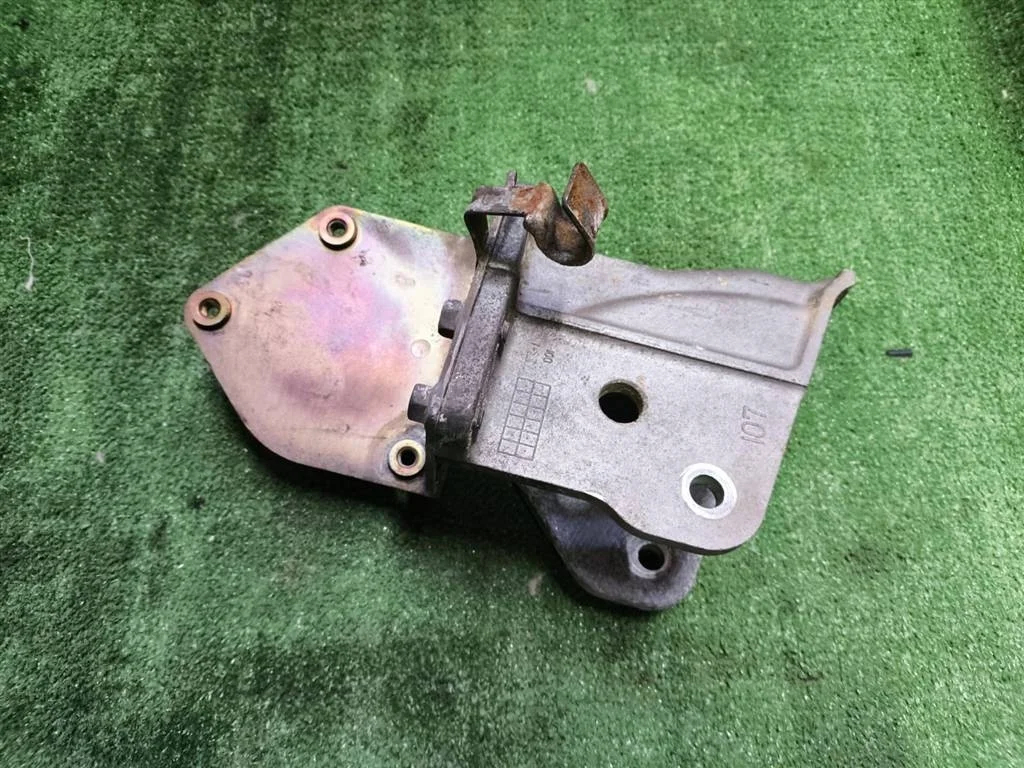 Б.у. кронштейн опоры двигателя MITSUBISHI GRANDIS NA4W MITSUBISHI GRANDIS NA4W 2.4 2005