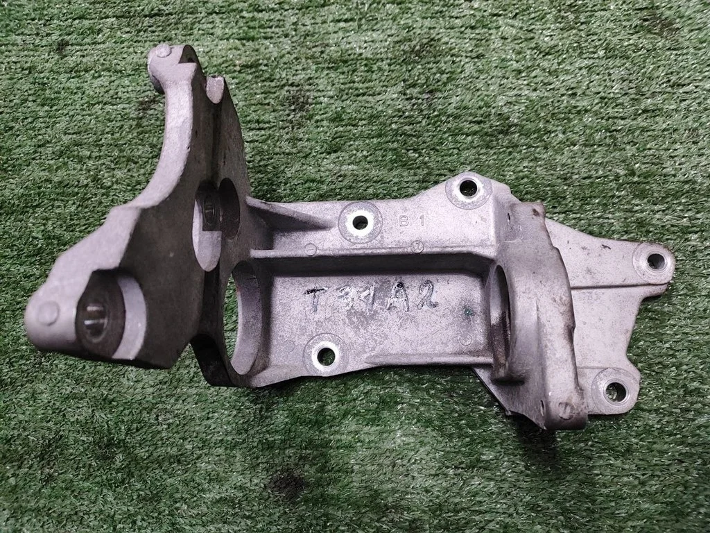 Б.у. кронштейн привода NISSAN X-TRAIL T31 NISSAN X-TRAIL T31 2.5 2010