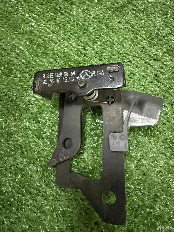 Крюк капота mercedes a2188800064 оригинал