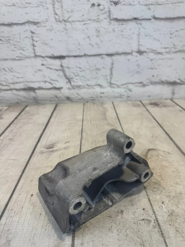 Кронштейн кпп левый audi A3