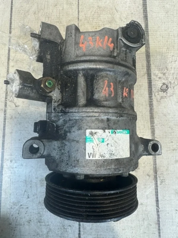 Компрессор кондиционера VW Caddy 2011