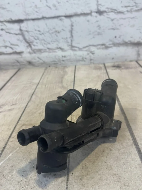 Корпус термостата VW Caddy 2011