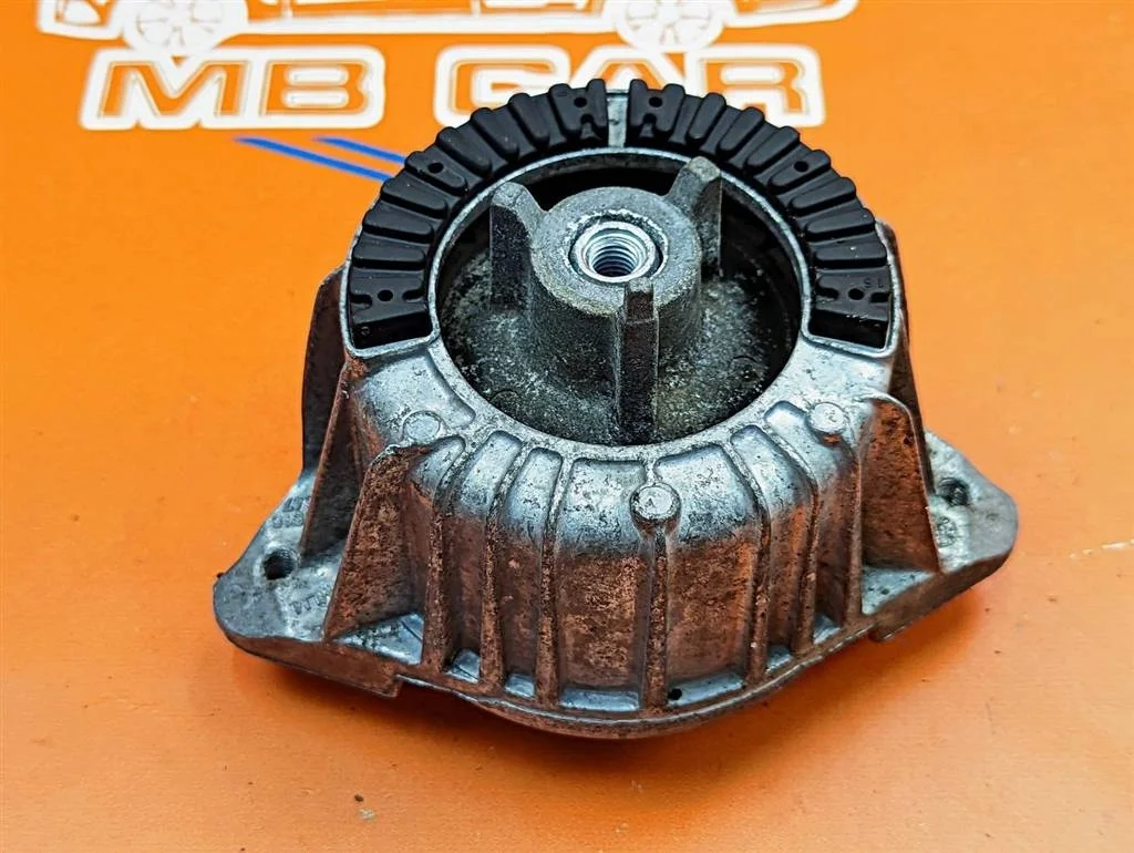 Опора двигателя Mercedes-Benz