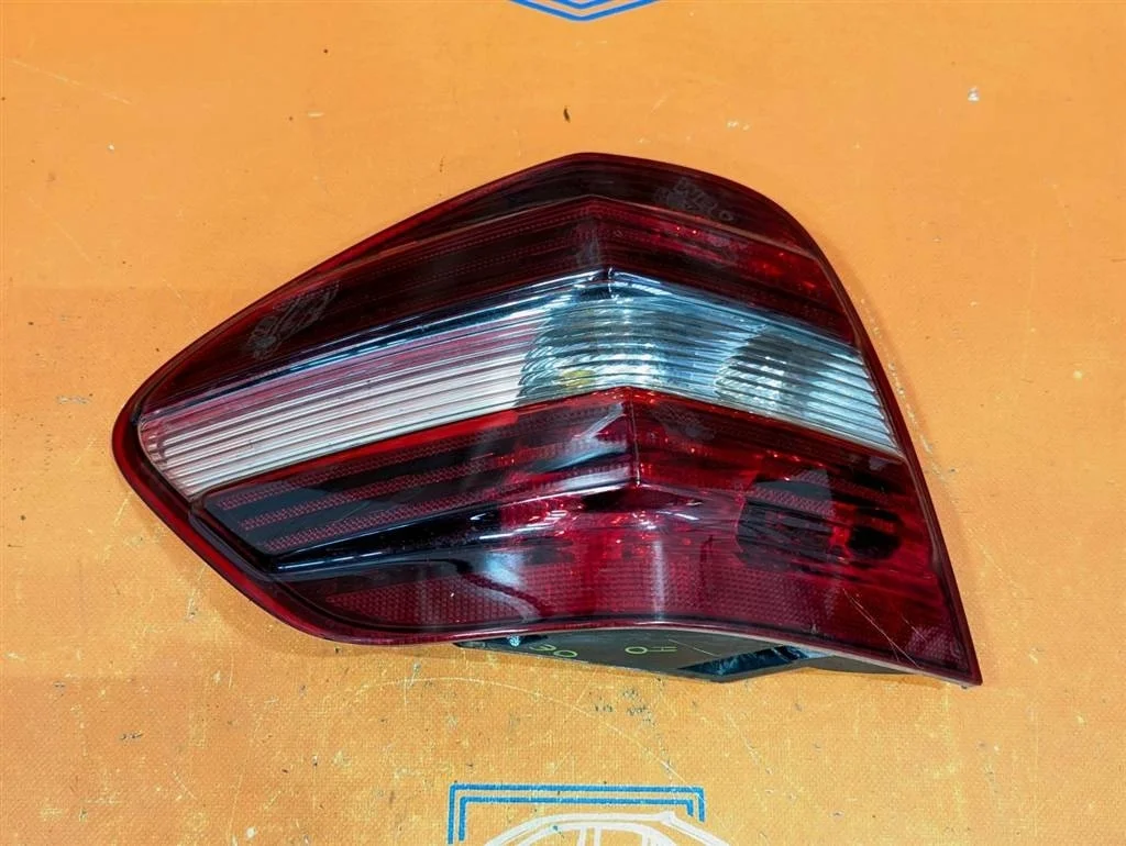 Фонарь задний левый Mercedes-Benz