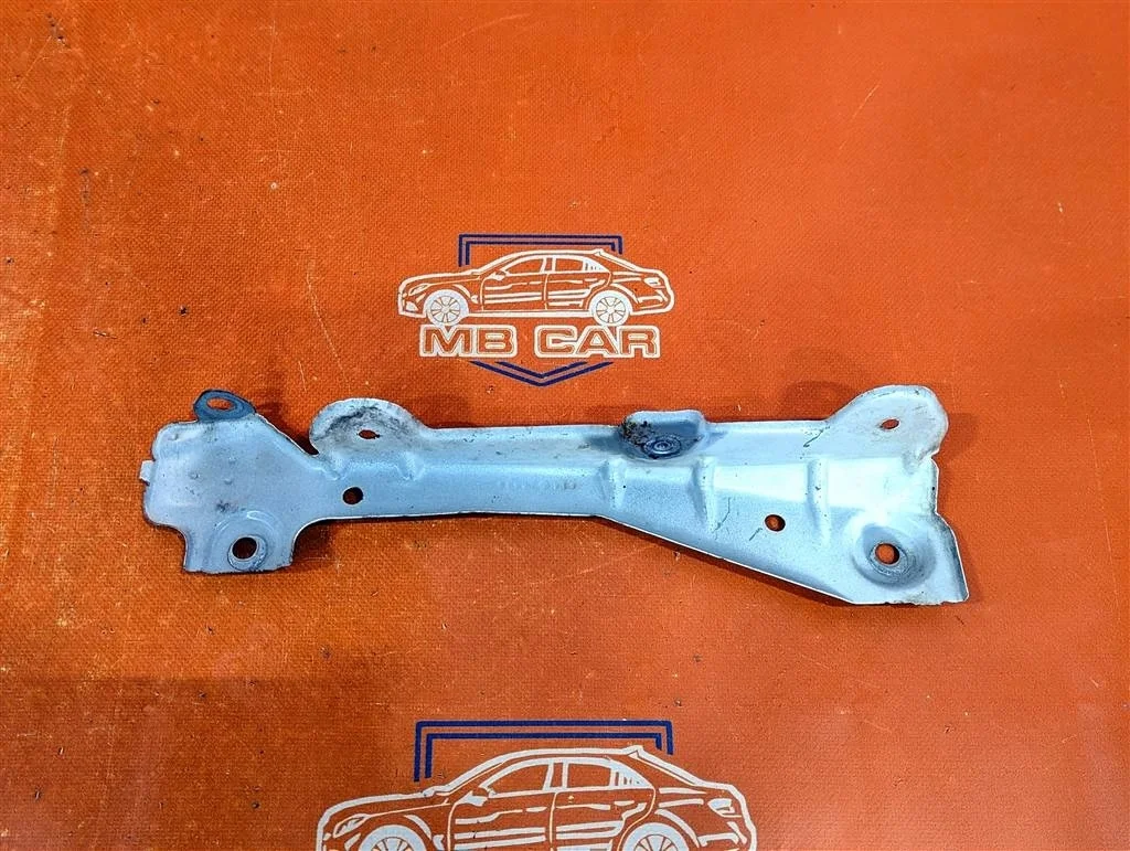 Кронштейн крепления крыла Mercedes-Benz