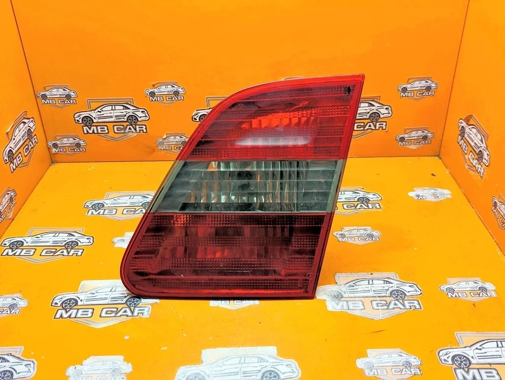 Фонарь крышки багажника Mercedes-Benz
