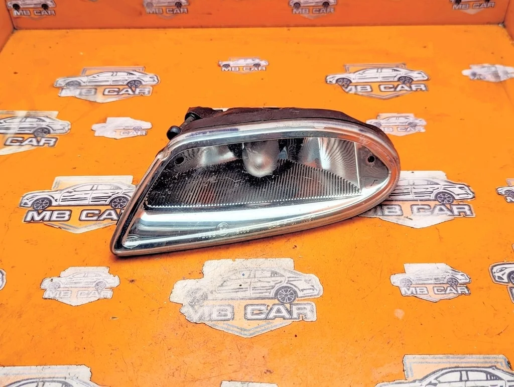 Противотуманка левая Mercedes-Benz