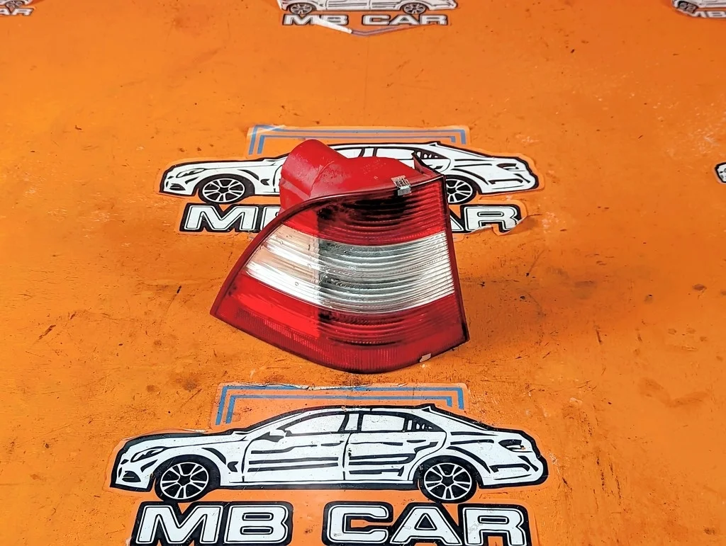 Фонарь задний левый Mercedes-Benz