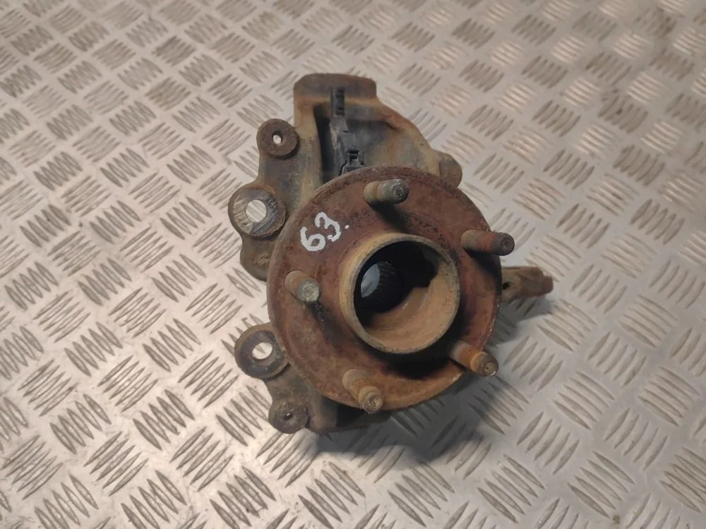 Кулак передний левый Ford Focus 3