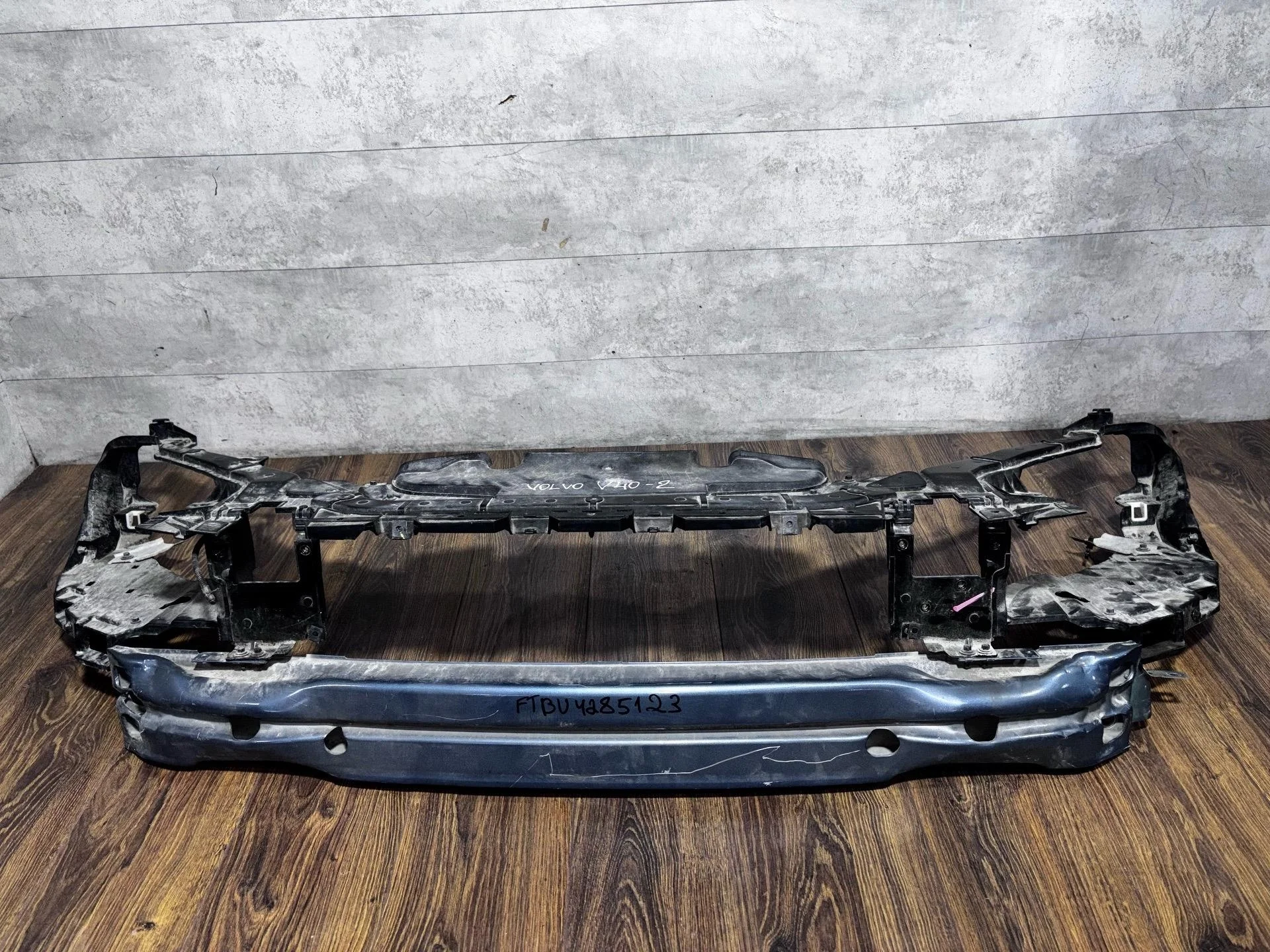 передняя панель (телевизор) Volvo V40 2