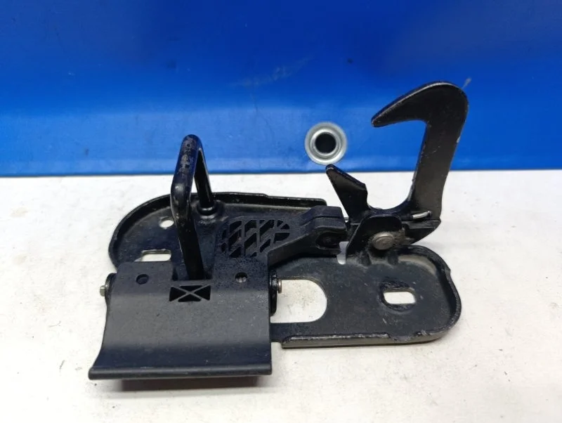 Петля замка капота Volkswagen Touran 2009 1T0823480A