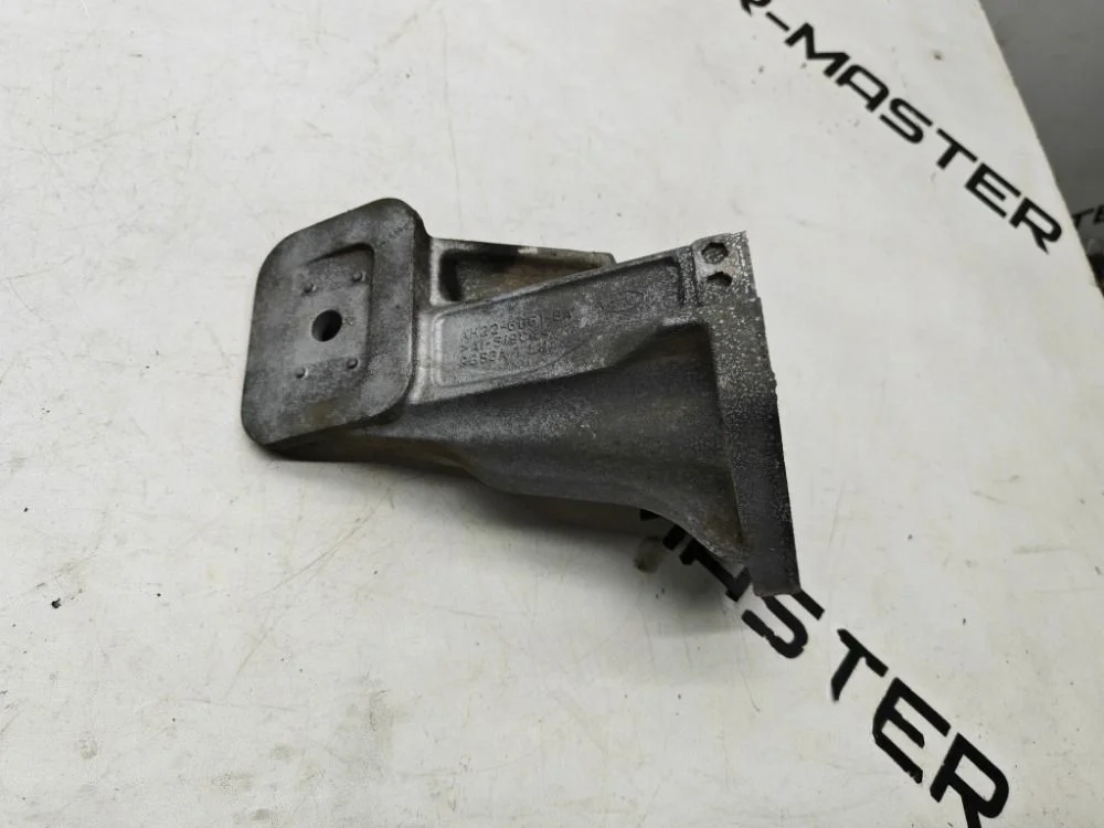 Кронштейн опоры двигателя левый Land Rover Discovery 4 3.0d Land Rover Discovery IV рестайлинг (2013—2016)