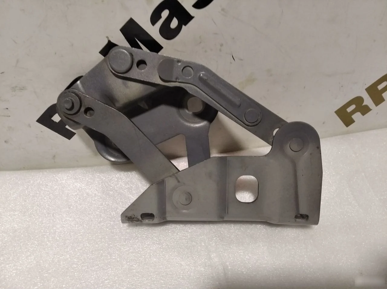 петля капота лев Land Rover Range Rover III рестайлинг 2 (2009—2012)