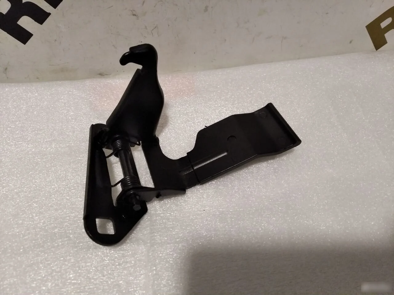 крюк капота Land Rover Range Rover Sport I (2005—2009)