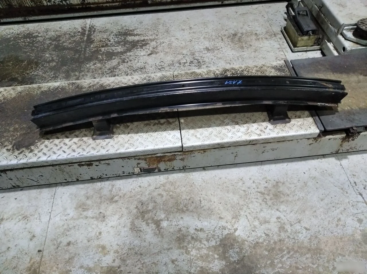 усилитель переднего бампера Land Rover Range Rover Sport I (2005—2009)