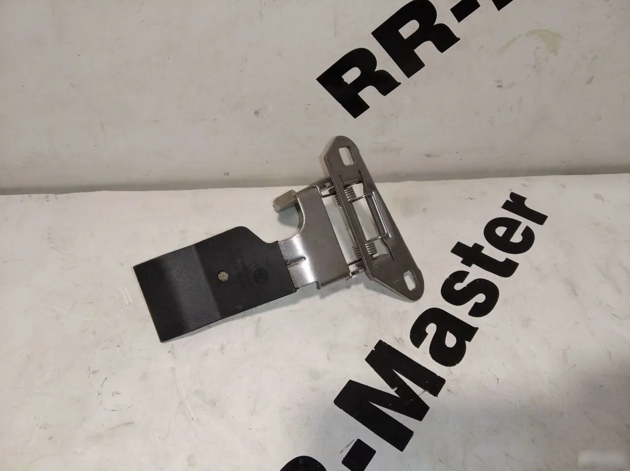 крюк капота Land Rover Range Rover Sport I (2005—2009)