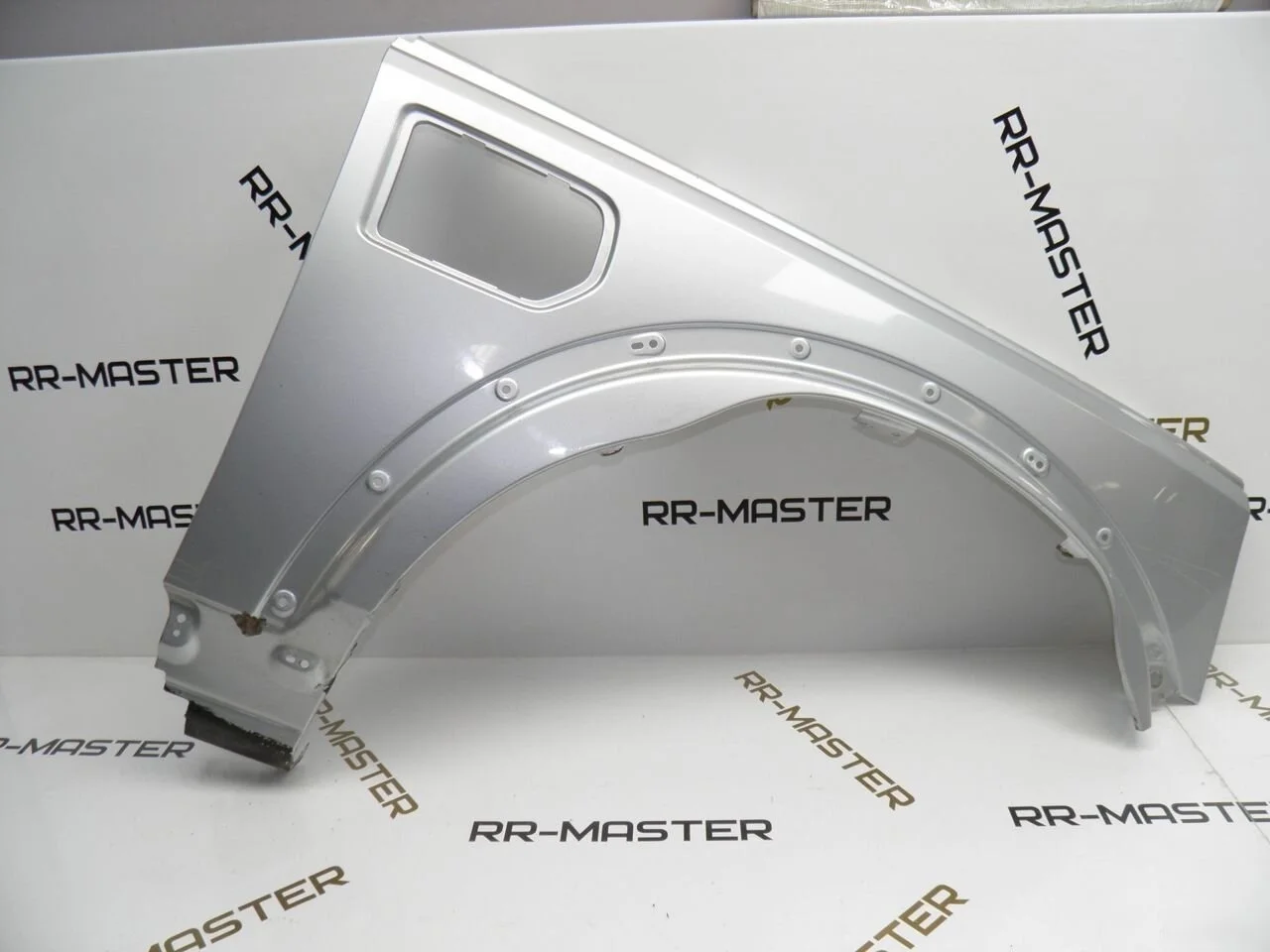 крыло переднее правое Land Rover Discovery III (2004—2009)