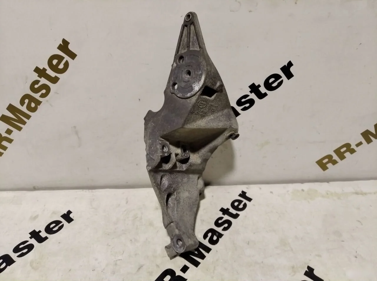 Кронштейн генератора Land Rover Discovery 4 Land Rover Range Rover IV (2012—2017)