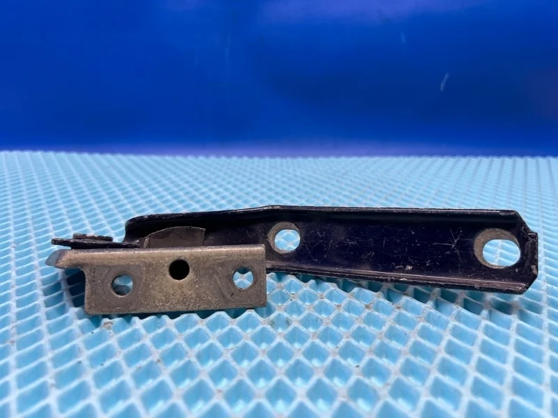 Петля капота Volkswagen Passat 2004 3B0823301A B5 1.6 ARM, левая