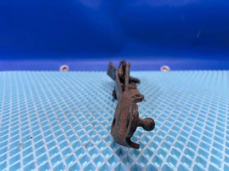 Петля багажника Mitsubishi Lancer 2009 5923A014, задняя правая