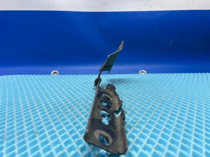 Петля капота Audi Q3 2017 8U0823301 8UB 2.0 TFSI CULB, передняя левая