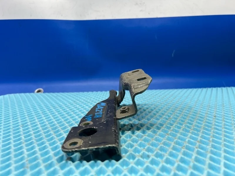 Петля капота Mazda 3 2015 B45A52410A BM/BN, передняя правая