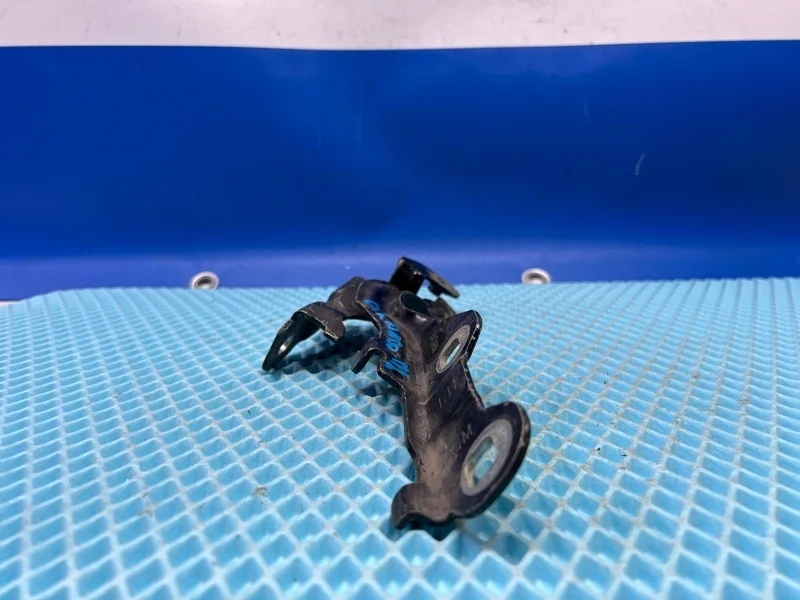 Петля капота Chevrolet Orlando 2016 95470963 J309 1.8 F18D4, передняя левая