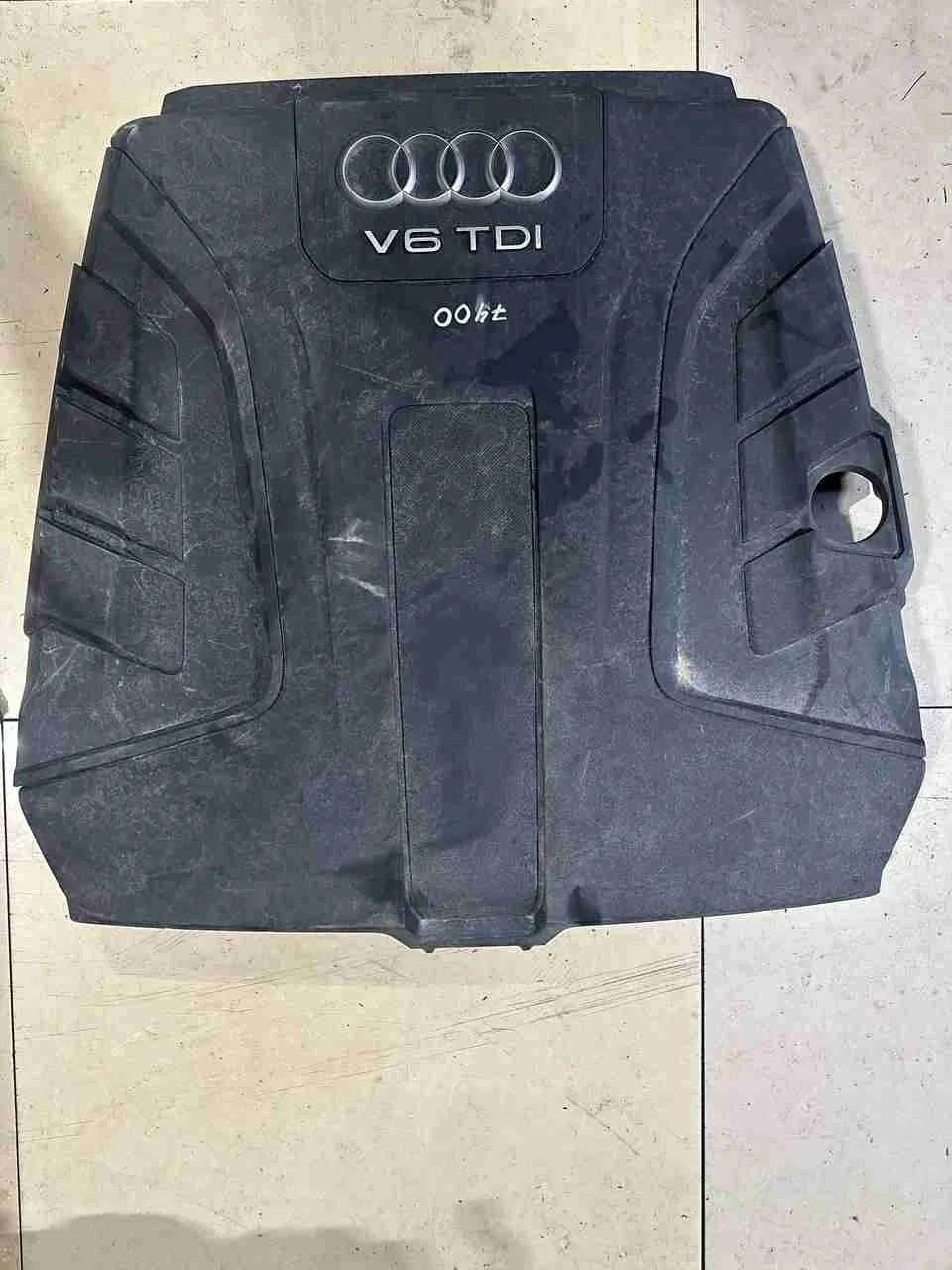Декоративная крышка двигателя Audi  4M0133849
 CVM