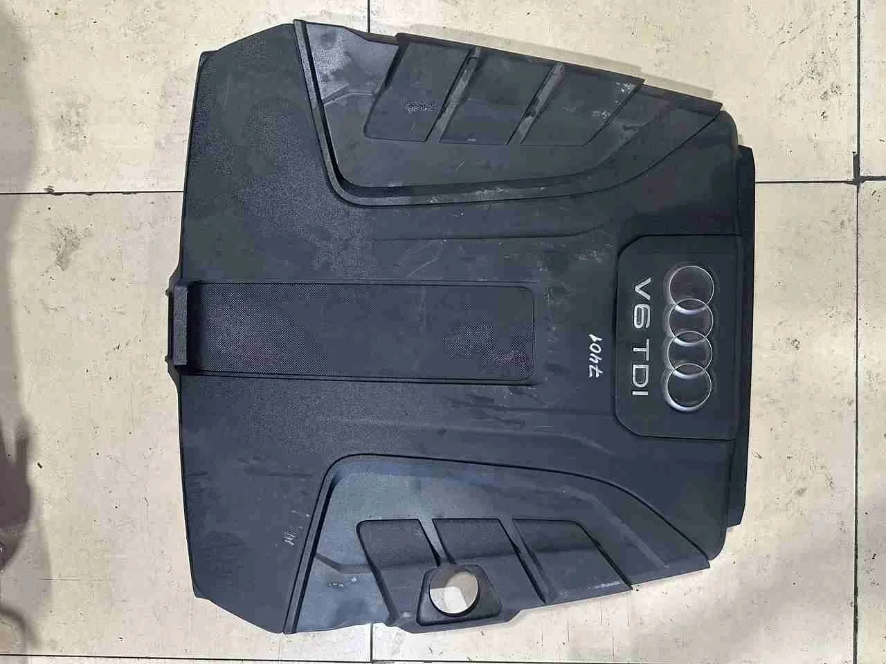 Декоративная крышка двигателя Audi  4M0133849
 CVM