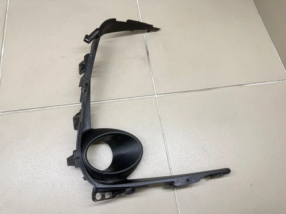 Накладка противотуманной фары Toyota Corolla XII (2018—2026) б.у