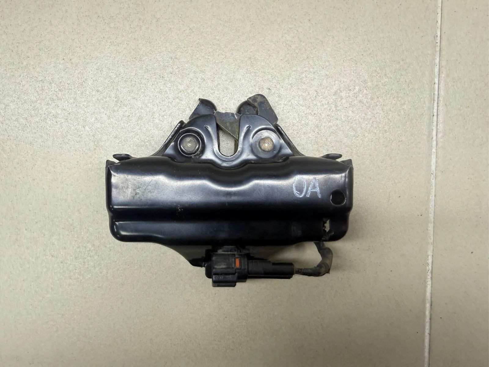 Замок капота Toyota Land Cruiser 200 рестайлинг 2 (2015—2021) б.у