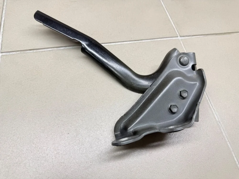 Петля капота Toyota Land Cruiser 200 рестайлинг (2012—2015) б.у